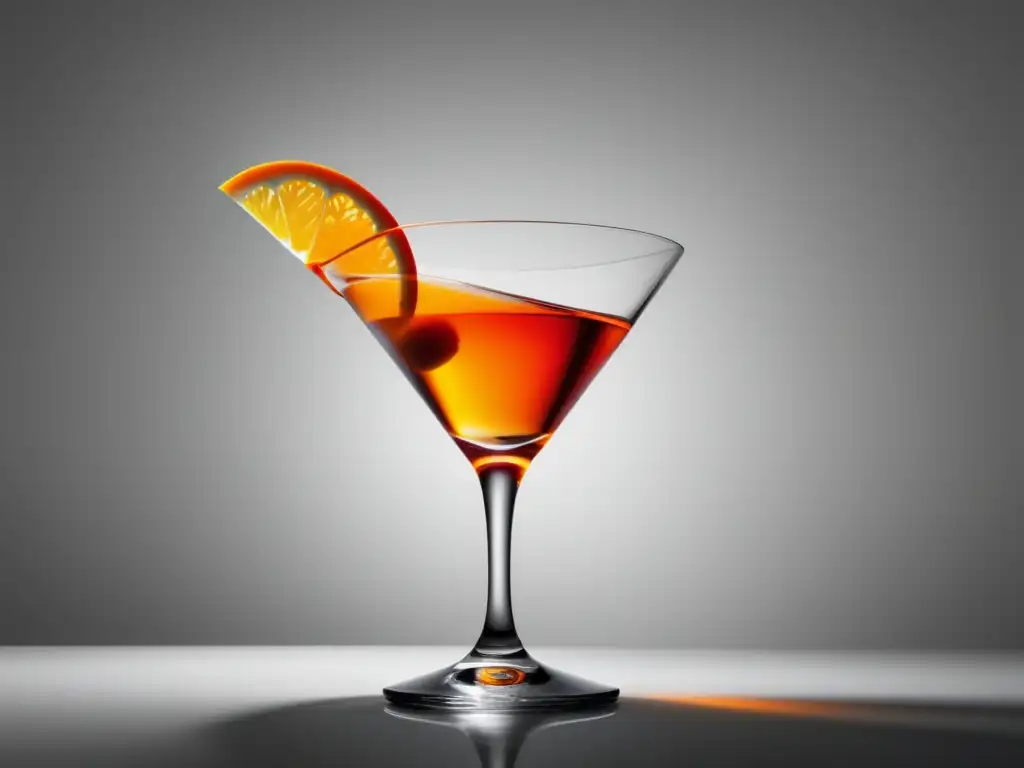 Cóctel Sidecar en elegante vaso con naranja vibrante