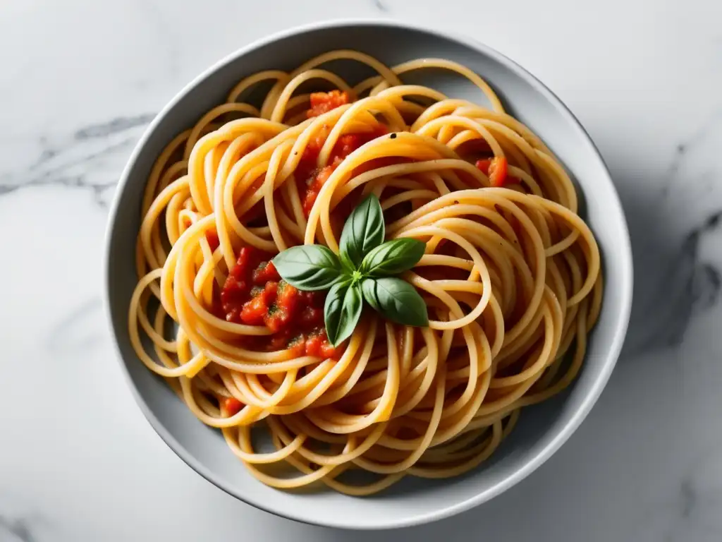 Pasta en la cocina mediterránea, con salsa de tomate y albahaca